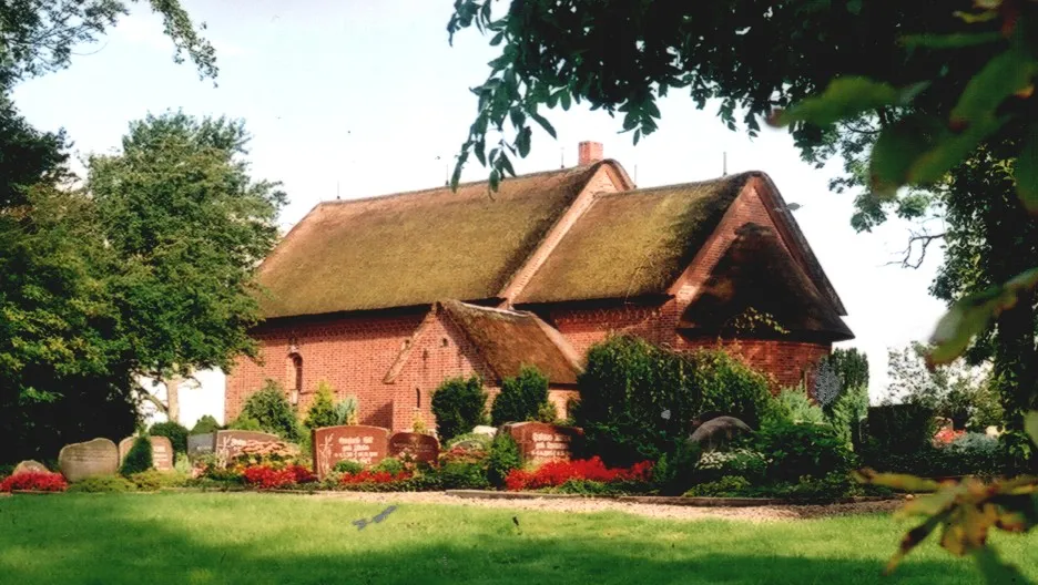 Die Klanxbüller Kirche (Kreis Nordfriesland) ist die einzige reetgedeckte Kirche auf dem nordfriesischen Festland.