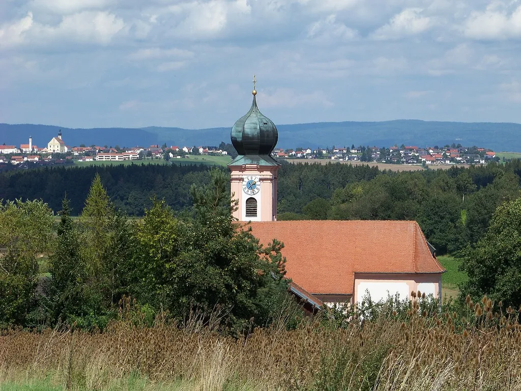 Filialkirche Mariä Himmelfahrt in Obergraßlfing. Im Hintergrund die Ortschaft Aufhausen i. d. Oberpfalz mit der Kirche St. Bartholomäus und der Wallfahrtskirche Maria Schnee. Dahinter sind schon die Berge des Oberpfälzer Waldes zu sehen.