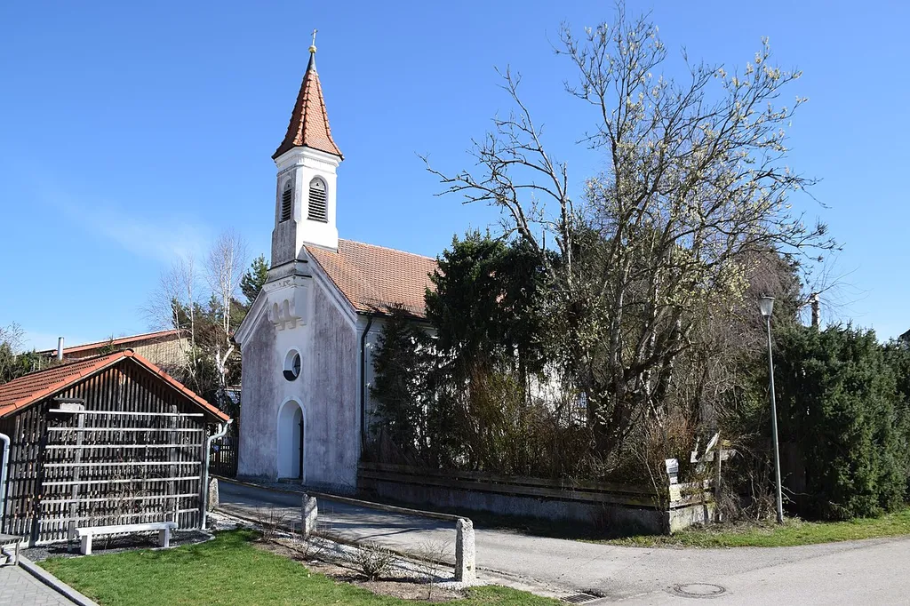 Saalkirche mit Satteldach und eingezogenem, halbkreisförmig geschlossenem Chor, Giebelreiter mit Spitzhelm