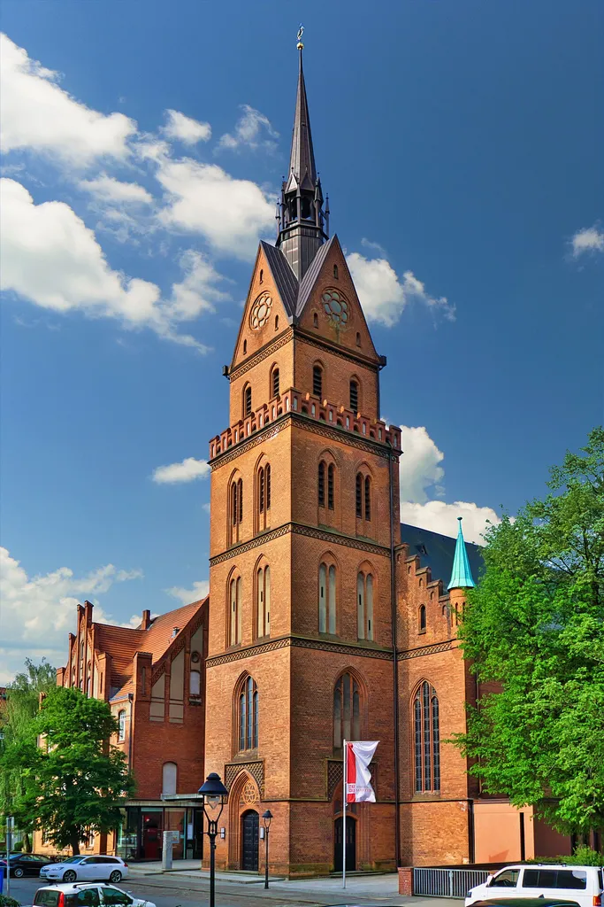 Kirchturm der katholischen Herz-Jesu-Kirche in Lübeck, von Nordosten aus gesehen