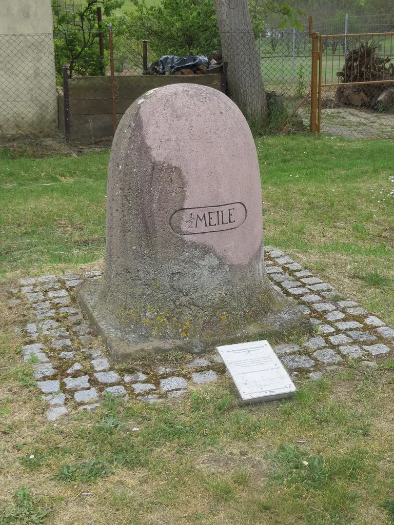 Seeburg, Preußischer Halbmeilenstein östlich des Ortes an der K 2317, der ehemaligen preußischen Chaussee Berlin–Kassel bzw. Fernverkehrsstraße 80. Er wird von der Forschungsgruppe Meilensteine „Seeburg Ost“ genannt.