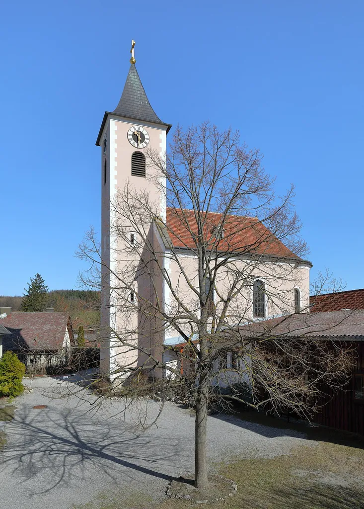 Südsüdwestansicht der röm.-kath. Filialkirche hl. Ulrich in Siegenfeld, ein Ortsteil der niederösterreichischen Gemeinde Heiligenkreuz. Der schlichte Barockbau mit vorgestelltem Turm wurde 1730/40 errichtet.