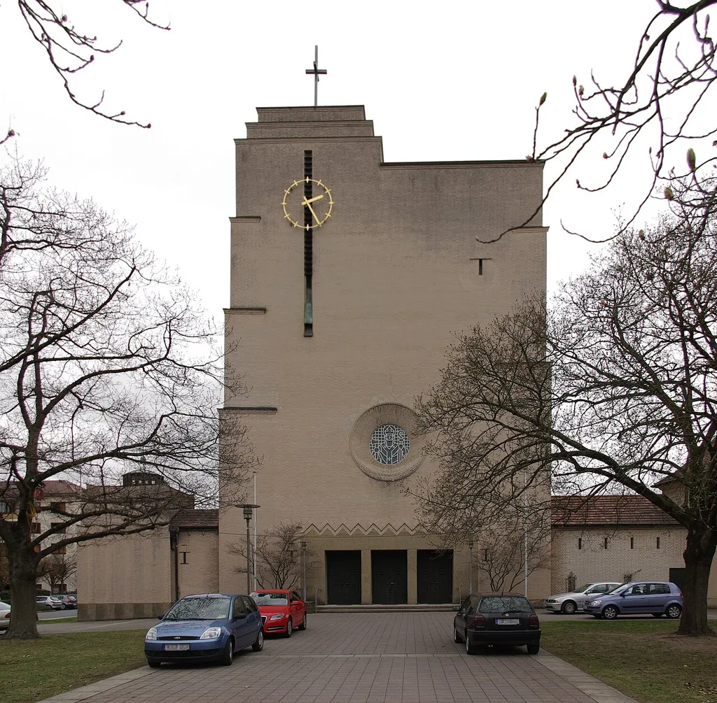Die 1928 geweihte Pfarrkirche St. Bonifaz in Erlangen. Der Architekt Fritz Fuchsenberger ging völlig von der Planung im neubarocken Heimatschutzstil ab und gestaltete die Kirche letztlich im expressionistischen Stil, mit Anklängen an frühchristliche und romanische Bauten. 1927 wurde der Bau begonnen, am 10. Juni 1928 wurde die Kirche durch den Bamberger Erzbischof Johann Jakob von Hauck geweiht.
