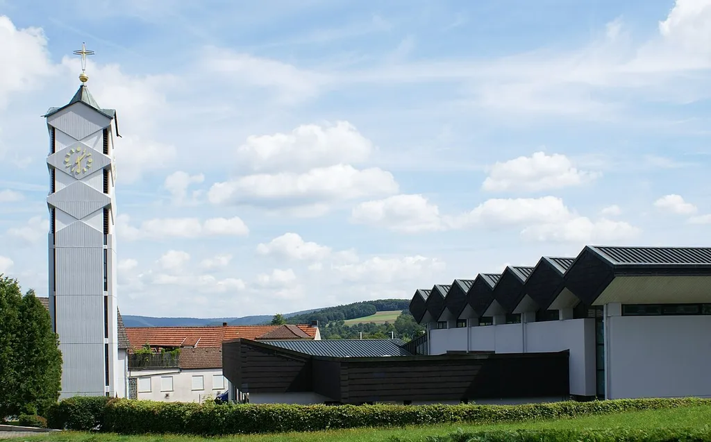 Schimborn: The new architecturally well designed church St. Jakobus major. Lefthand the separate belltower, righthand the nave.