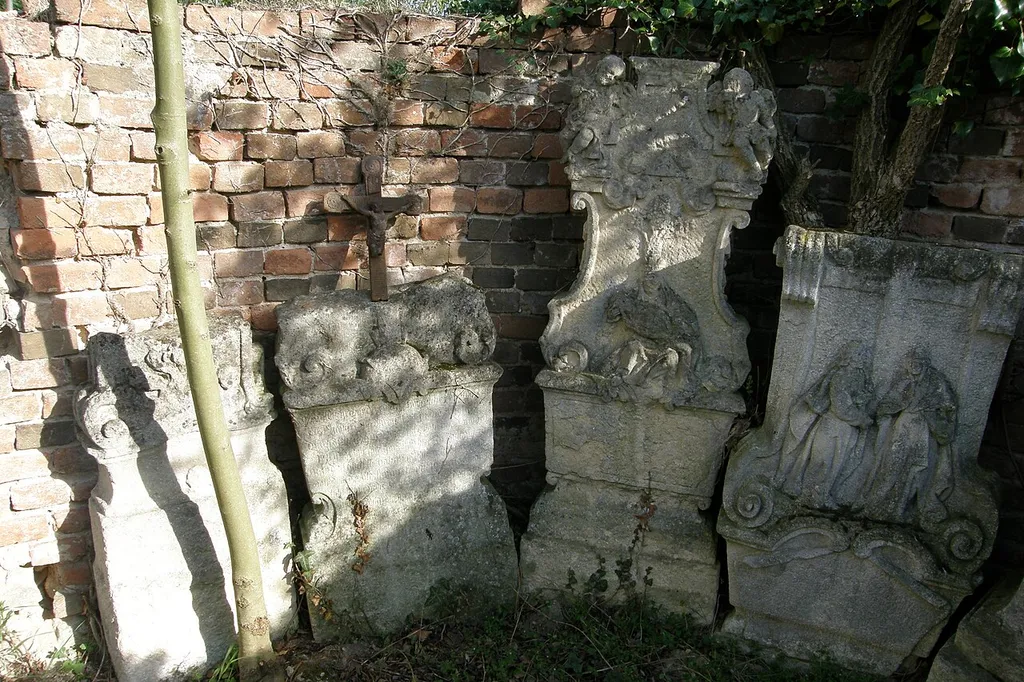 Wehrkirchenanlage Stronsdorf mit Grabsteinen
