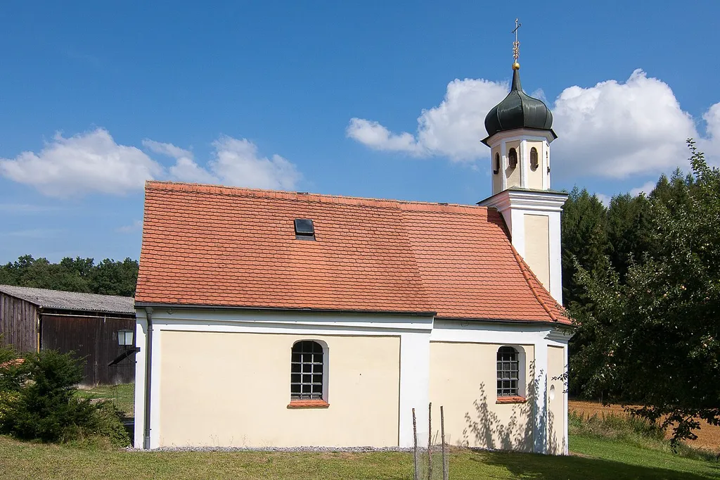 Kath. Filialkirche St. Peter und Paul; 17. Jahrhundert, Umgestaltung 19. Jahrhundert; mit Ausstattung.