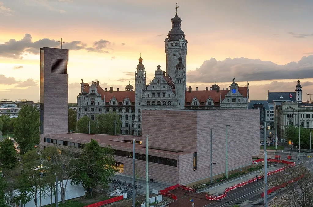 Neue Propsteikirche St. Trinitatis am 9. Mai 2015, dem Tag ihrer Weihe. Im Hintergrund das Neue Rathaus.