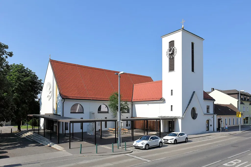 Die röm.-kath. Pfarrkirche hl. Josef im Ortszentrum von Essling, ein Wiener Stadtteil im 22. Gemeindebezirk Donaustadt.Die nach Plänen von Heinrich Vana (1889-1967) von 1937 bis 1938 errichtete Kirche wurde 2015/2016 renoviert und umgebaut (vorwiegend innen). Dabei wurde unter anderem die Pergola vor der Kirche errichtet.