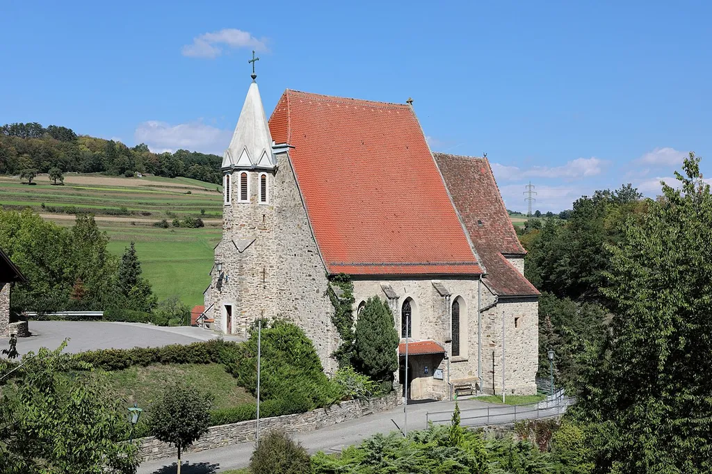 Südansicht der röm.-kath. Pfarrkirche hl. Bartholomäus in Pöbrig, ein Ortsteil der niederösterreichischen Marktgemeinde Artstetten-Pöbring. Ein spätgotischer Sakralbau (um 1500) aus unverputztem Bruchsteinmauerwerk, der Ende des 18. Jahrhunderts innen umgebaut wurde.