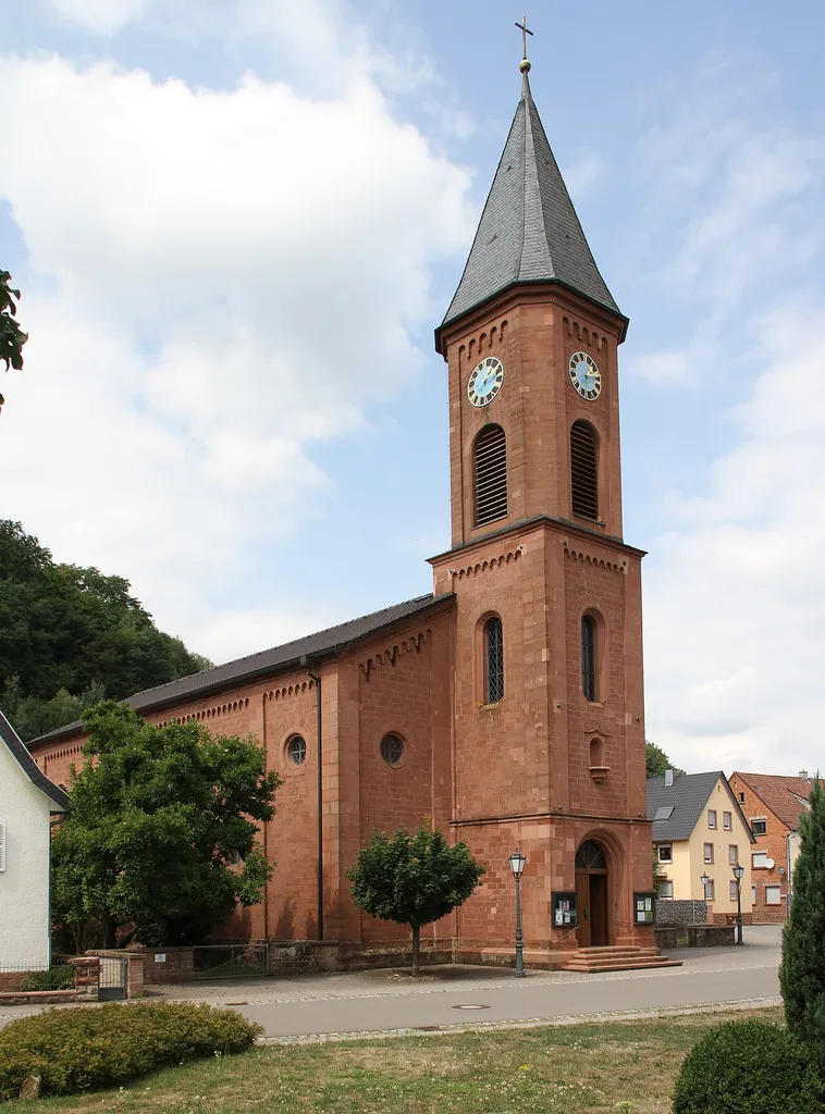 Bruchweiler-Bärenbach, Gartenstraße 1; katholische Pfarrkirche Heilig Kreuz; neuromanischer Saalbau, 1840.