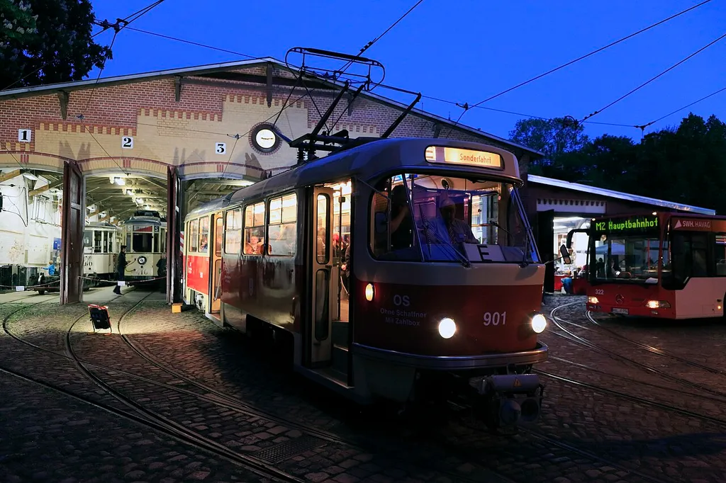 Straßenbahnmuseum Halle während der Museumsnacht 2018 in Halle und Leipzig, vor dem Schuppen steht der Tatra-Triebwagen 901, Typ T4D.
