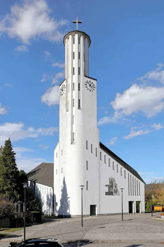 Südostansicht der röm.-kath. Pfarrkirche Zur Hl. Familie in der niederösterreichischen Marktgemeinde Prinzersdorf.Der expressionistische Bau in Skelettbauweise mit einem 36 Meter hohen, beherrschendem Fassadenturm sowie an- und absteigend konstruierten Dächern, stellt das „Schiff Petri“ dar und hat rund 400 Sitzplätze. Er wurde ab 1961 nach Plänen von Julius Bergmann erbaut und am 10. Juli 1966 vom St. Pöltner Bischof Franz Zak geweiht. Im gleichen Jahr wurde der Sitz der Pfarre von Gerersdorf nach Prinzersdorf verlegt und der Name der Pfarre in „Gerersdorf-Prinzersdorf“ umgewandelt. Seither handelt es sich faktisch um eine Doppelpfarre. Das monumentale Mosaik der Heiligen Familie an der Ostfassade ist ein Werk von Hermann Bauch und wurde 1968 geweiht.
