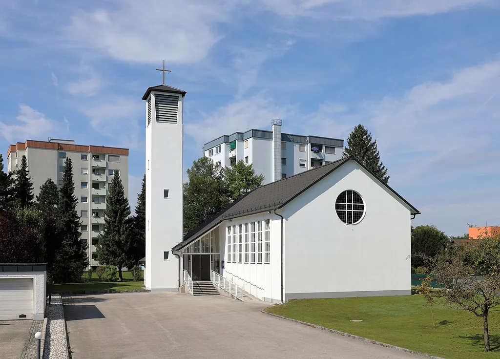 Ostansicht der Dreieinigkeitskirche in der oberösterreichischen Stadtgemeinde Laakirchen. Die evangelische Kirche mit einem Fassungsraum von rund 200 Personen wurde ab 1961 errichtet und 1964 geweiht.