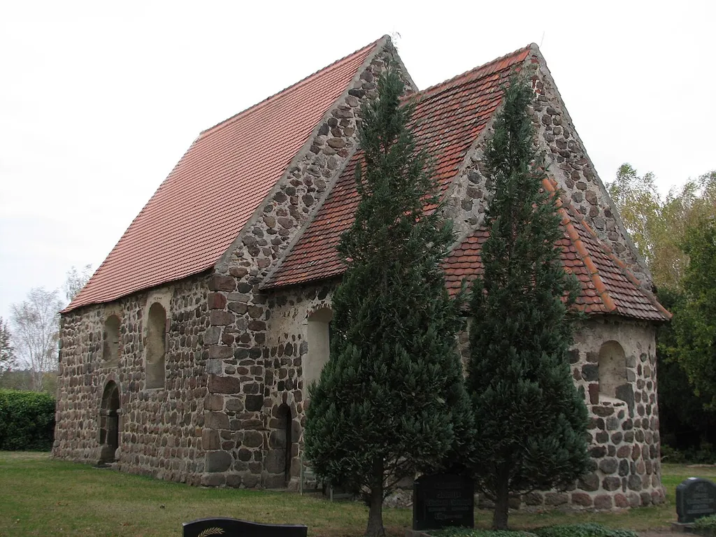 Kirche zu Bülitz (Oktober 2018) - die Glocke hängt in einem eigenen Holzturm
