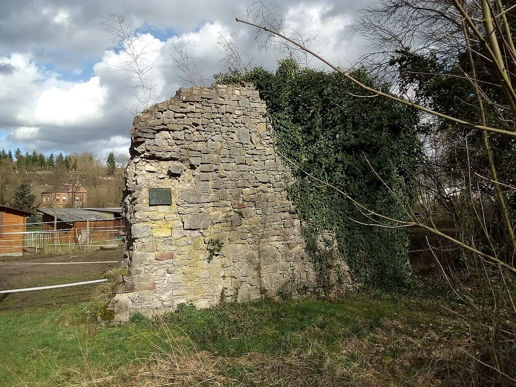 Rest der Wehrmauer der Burg Schmalenstein, Weingarten (Baden)