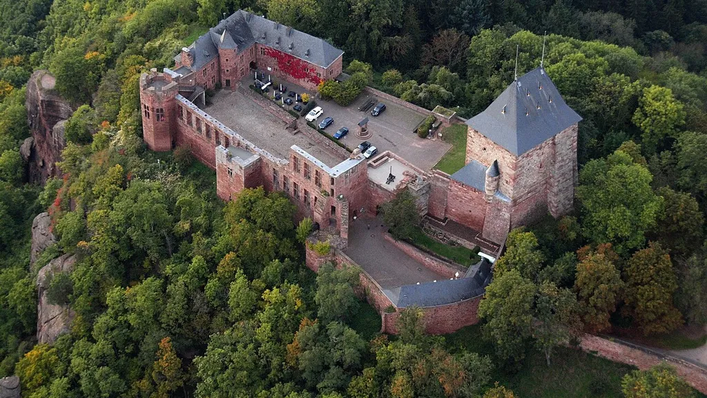 Burg Nideggen, Ansicht aus südöstlicher Richtung, Luftaufnahme (2015)