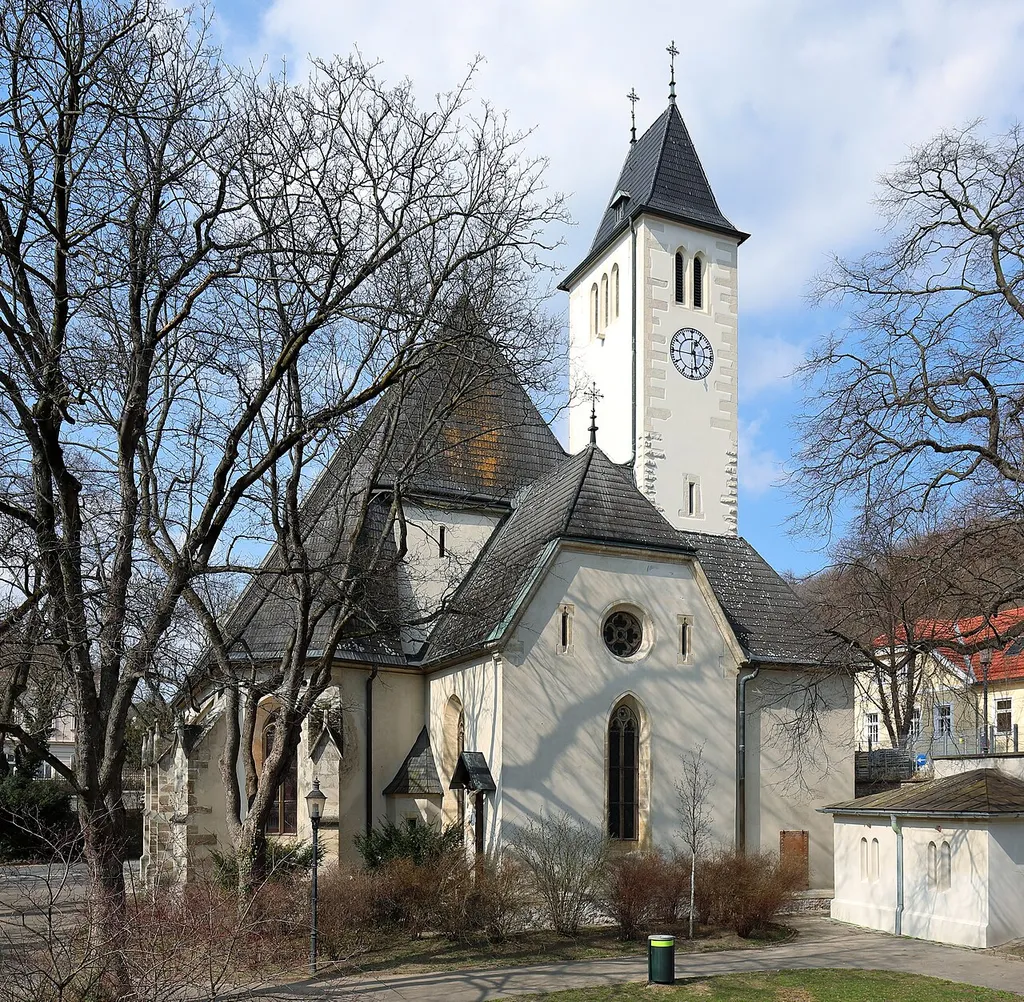 Südostansicht der Pfarrkirche St. Severin in Sievering, ein Bezirksteil des 19. Wiener Bezirkes Döbling.Eine kleine dreischiffige, gotische Dorfkirche, die 1728 renoviert und umgestaltet wurde. 1896 erfolgte ein größerer Kirchenumbau, dabei wurde unter anderem die Westfassade, das südliche Portal sowie Turm und Dach umgestaltet. Die Kirche ist von einem kleinen Park umgeben, der früher ein Friedhof war.