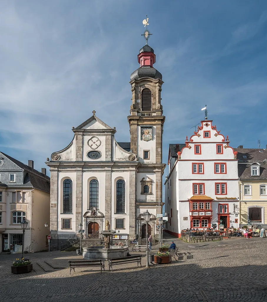 Die Franziskanerkirche Maria Himmelfahrt und das Hotel zur Krone am Alten Markt in Hachenburg im Westerwald