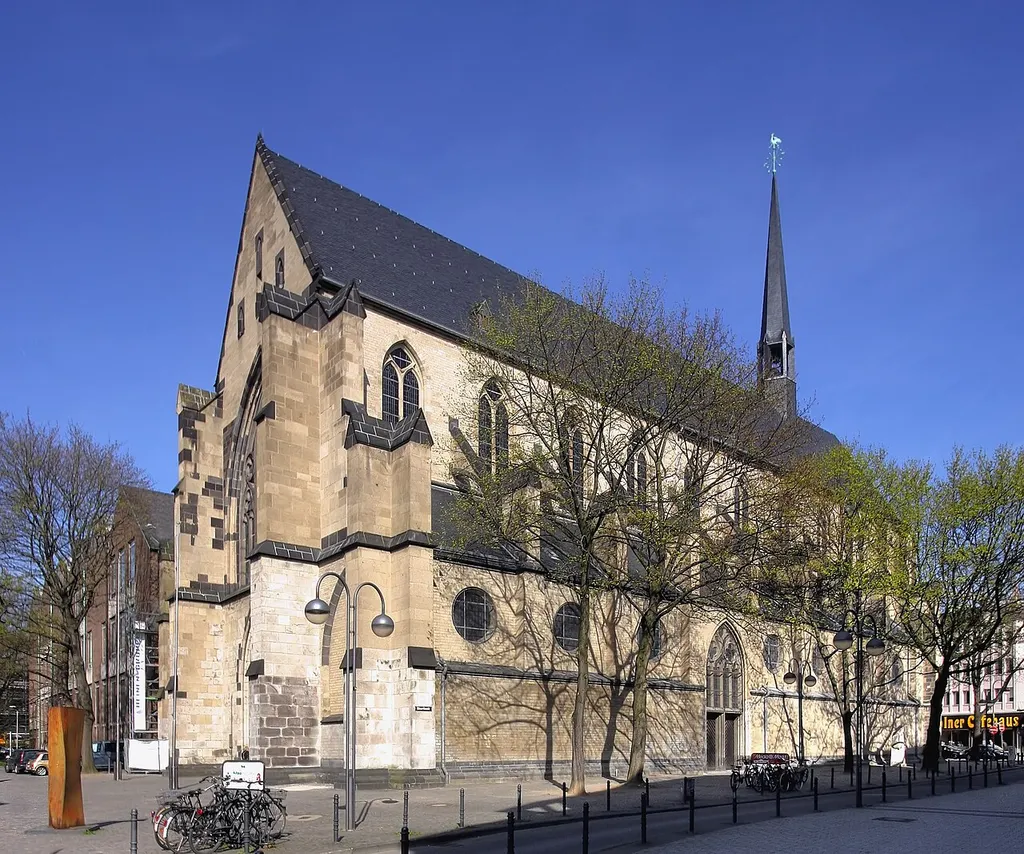 Minoritenkirche Köln im frühen Frühling. Ansicht von Südwesten
