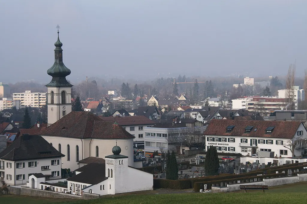 Pfarrkirche zum Hl. Xaver” rechts der Gasthof Mabgold in Lochau, Vorarlberg.