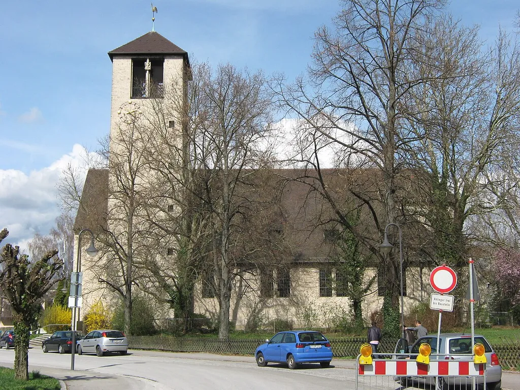 Vor der Christuskirche in Reutlingen stehen zwei Platanen, die unter der Schutzgebiets-Nr. 84150610203 als Naturdenkmal eingetragen sind. Schutzgebietssteckbrief der LUBW