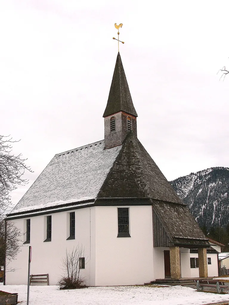 Kath. Kirche Maria Königin; nachkriegsmoderner Saalbau mit scharschindelgedecktem Walmdach und Spitzhelm-Dachreiter, von Paul Kranendick, 1958; mit historischer Ausstattung.