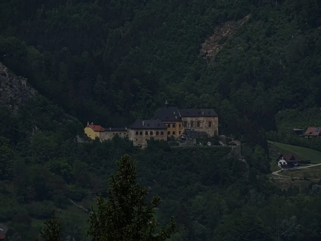 Blick von Südosten, vom Kugelstein aus auf die untere Burg Rabenstein bei Frohnleiten