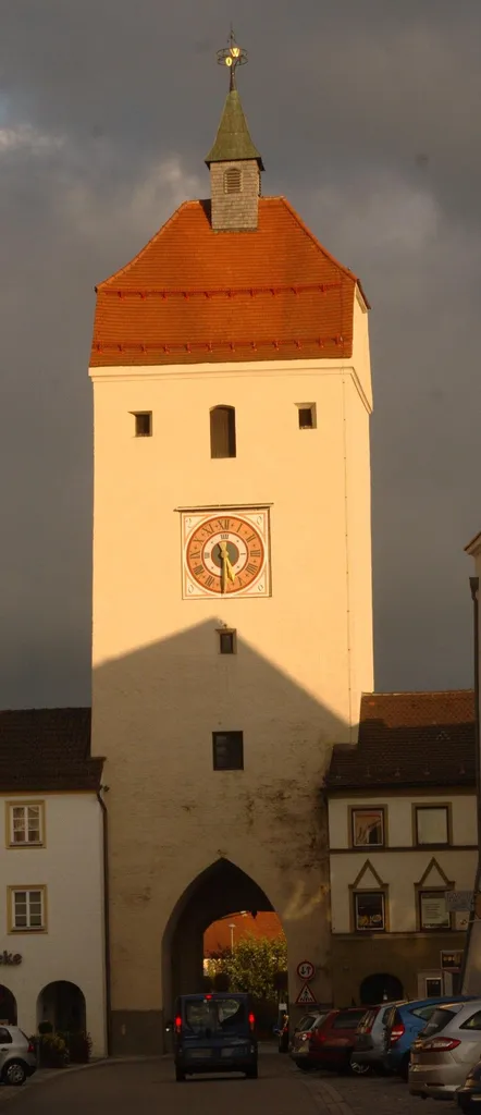 Neuötting, Burghauser Tor von der Stadtplatzseite