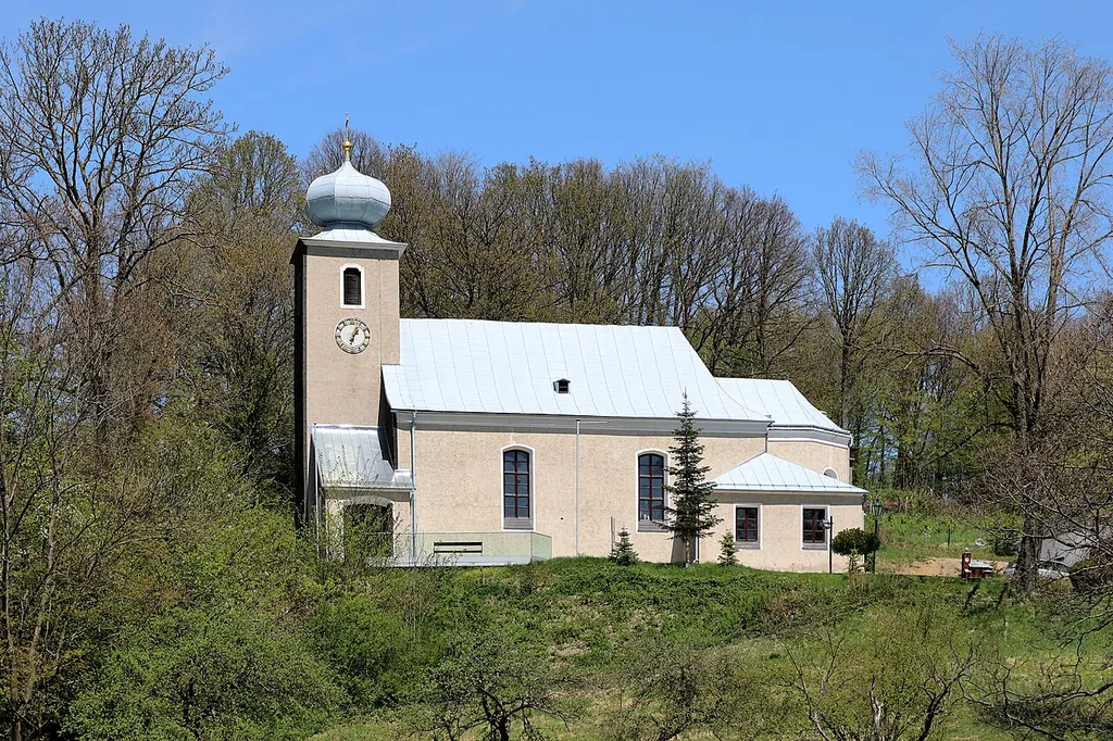Südansicht der Pfarrkirche von St. Corona am Schöpfl, ein Dorf, das zur niederösterreichischen Marktgemeinde Altenmarkt an der Triesting gehört. Der kleine barocke Bau mit eingezogenem Chor und vorgestelltem Westturm wurde 1720 errichtet.