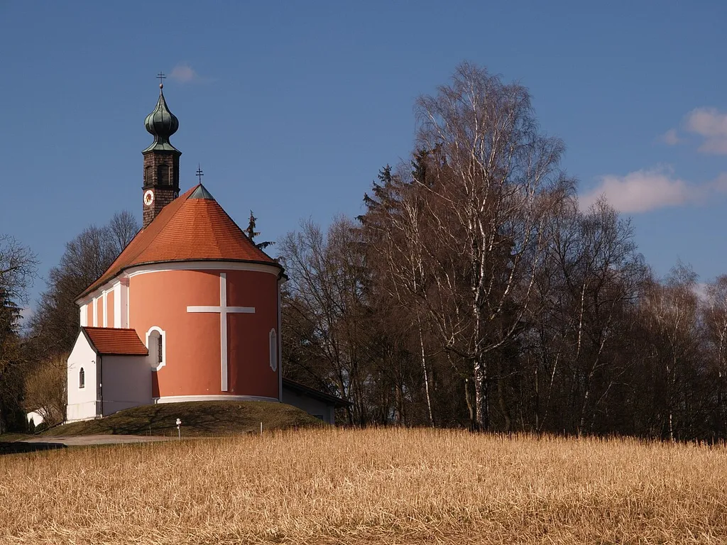 Wallfahrtskirche Hl. Kreuz im Ortsteil Kreuzberg der Gemeinde Windberg; Ansicht von Südost
