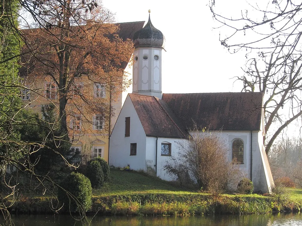 St. Walburga; Schlosskapelle, freistehend mit polygonalem Chorturm, 1658 erneuert.