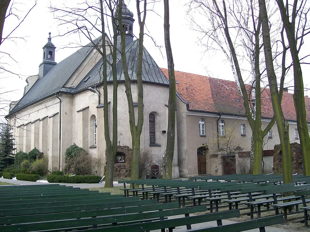 Wieluń - widok na kościół p.w. Zwiastowania NMP, w zespole klasztornym reformatów.