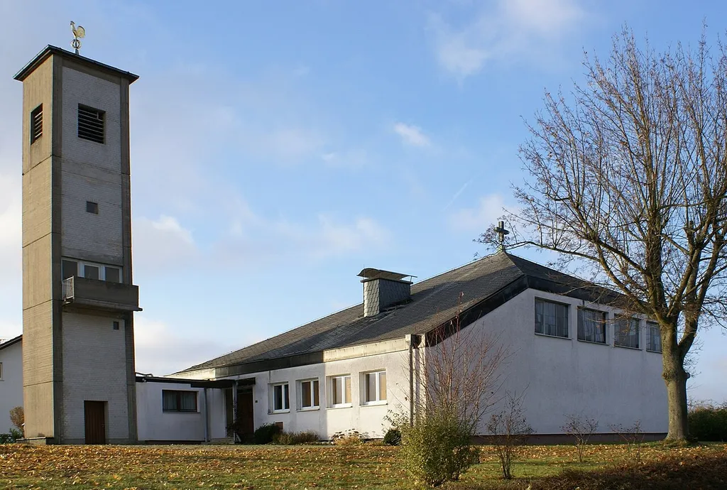 Evangelische Kirche in Großenhausen, Gemeinde Linsengericht. Ansicht von Südosten