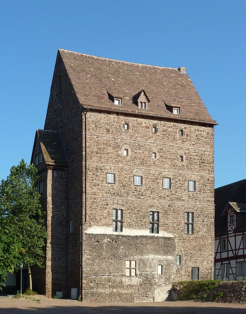 Wohnturm der ehemaligen Wasserburg Beverungen von Südosten nach Abriss der im Osten angebauten Gebäude
