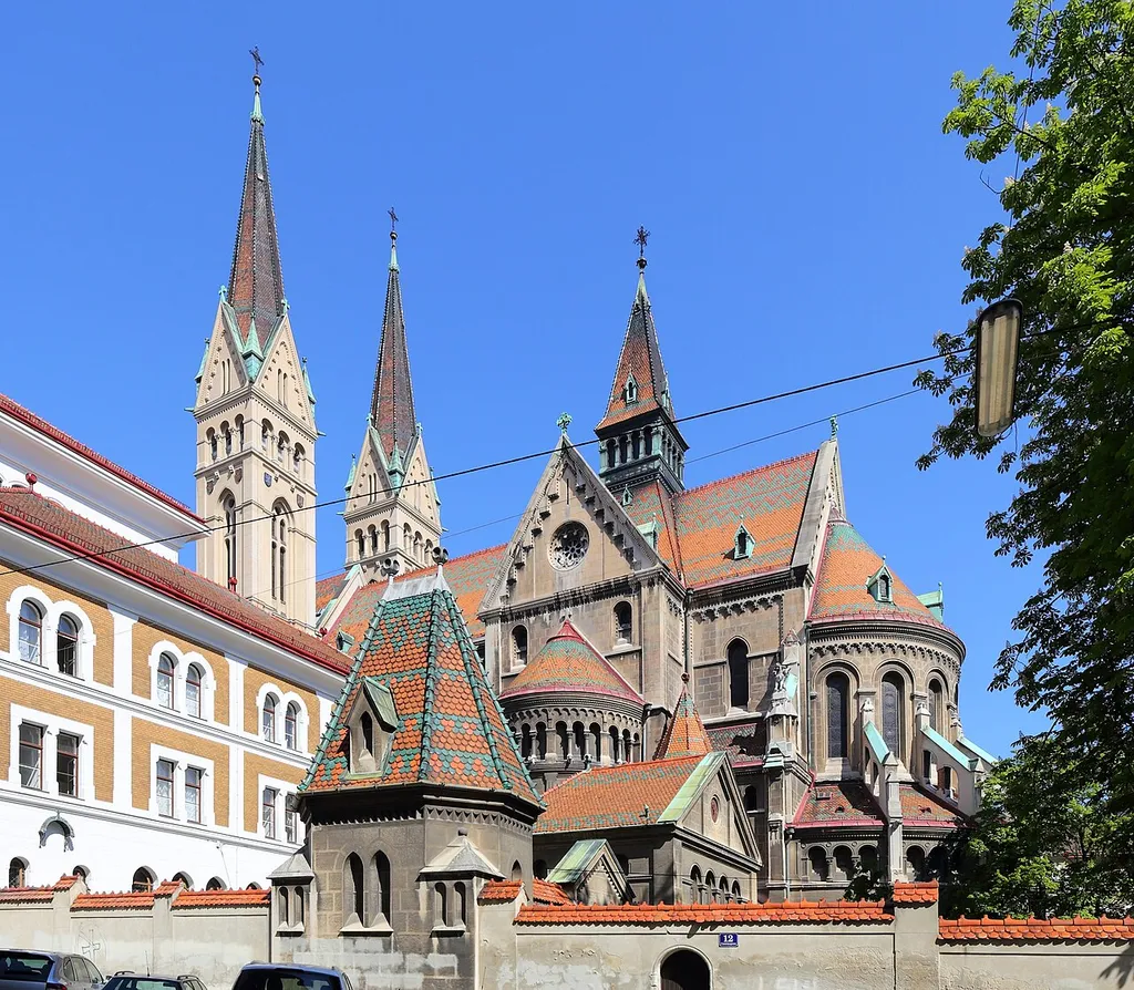 Südostansicht der Canisiuskirche im 9. Wiener Gemeindebezirk Alsergrund.Die Kirche wurde anlässlich dem 300. Todestag (1897) des heiligen Petrus Canisius - Hofprediger und Bischofsvikar von Wien - nach Plänen von Gustav Ritter von Neumann in neuromanischem Stil errichtet und am 18. Oktober 1903 geweiht. Die beiden Türme haben eine Höhe von 85 Meter.