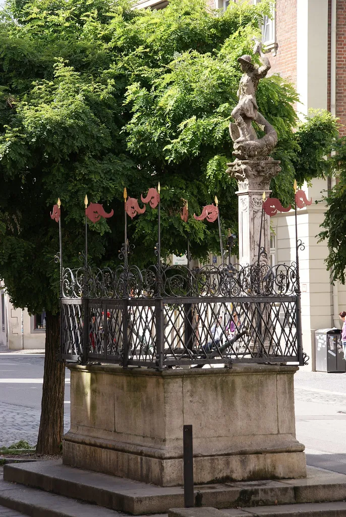 Sog. Fischmarktbrunnen, Steintrog mit Gitter und Brunnenstock mit allegorischer Figur, Renaissance, frühes 17. Jh., Gitter um 1590, Figur Kopie 1904