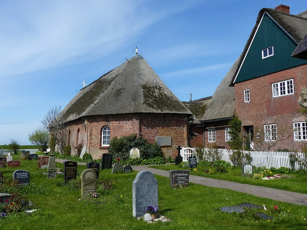 St.-Johannis-Kirche auf Hooge (links)