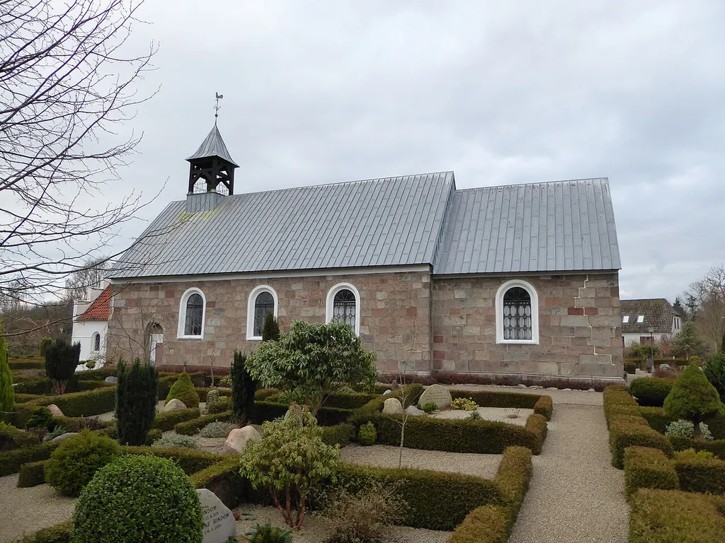 Øster Lindet Kirke fra syd