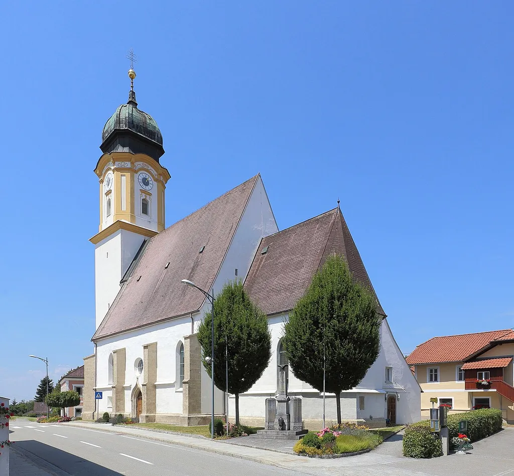 Katholische Pfarrkirche St. Willibald der oberösterreichischen Gemeinde St. Willibald. Eine spätgotische zweischiffige Hallenkirche und ehemalige Wallfahrtskirche mit einer großteils neugotischen Einrichtung. Der Westturm ist gotisch und hat eine barocke Glockenstube (1733).