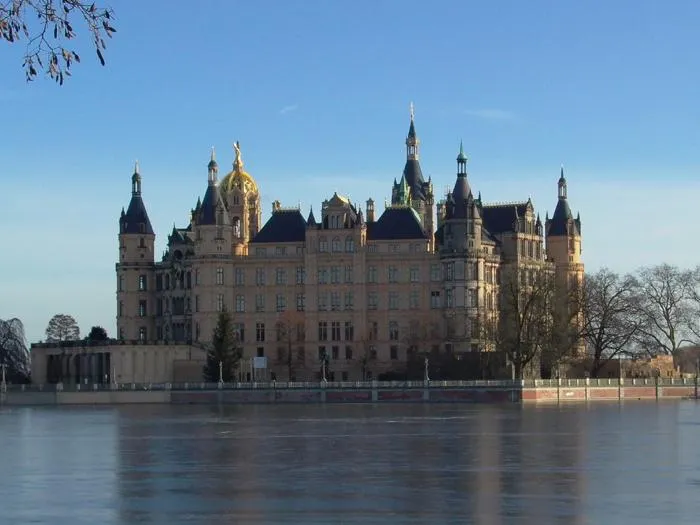 Schwerin Castle seen from shore of Burgsee Picture taken by Daniel van der Ree, The Netherlands