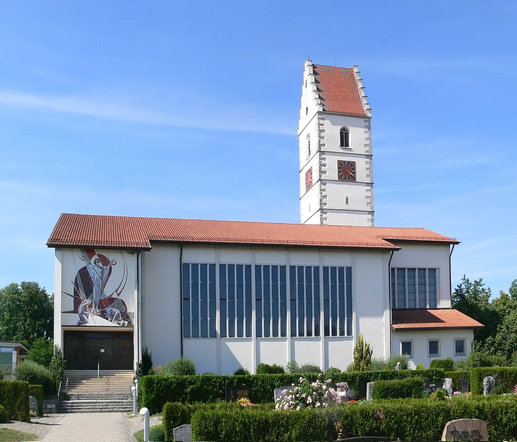 Ailingen, Stadt Friedrichshafen, Bodenseekreis: Pfarrkirche St. Johannes Baptist, vom Friedhof aus gesehen