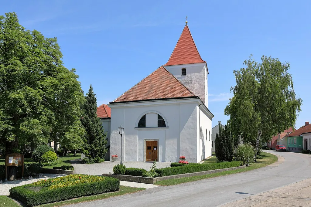 Westansicht der röm.-kath. Pfarrkirche hl. Laurenz in der niederösterreichischen Gemeinde Haringsee. Die ehemalige Wehrkirche wurde in mehreren Etappen barockisiert und Anfang des 19. Jahrhundert gegen Westen um ein Joch erweitert.