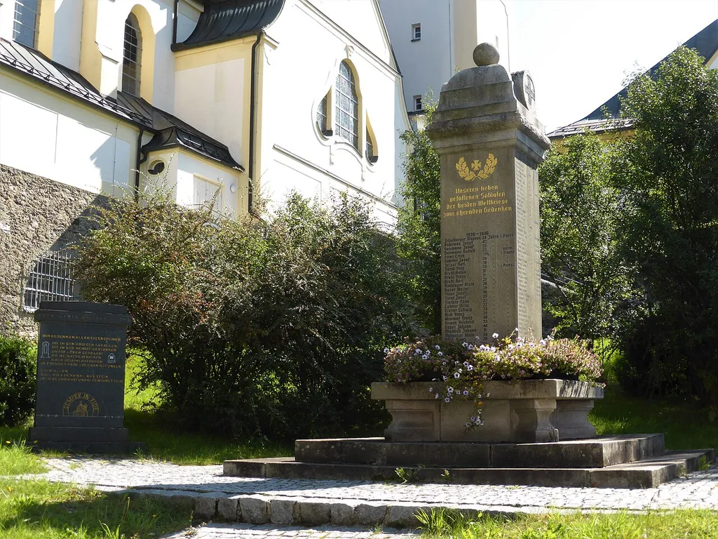 Kriegerdenkmal für die Gefallenen der beiden Weltkriege in Bayerisch Eisenstein in der Bahnhofstr. 20.