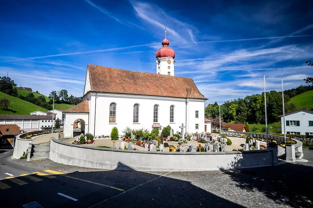Der Dorfkern von Luthern mit Kirche und Friedhof.