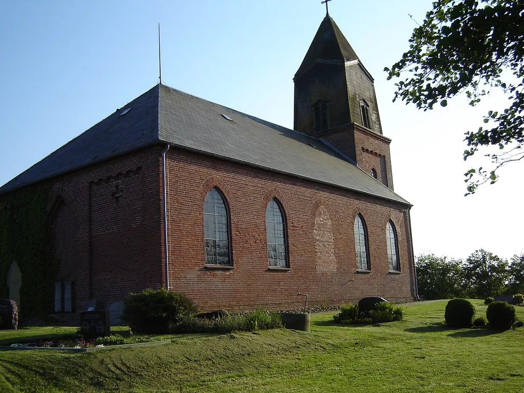 Die St. Nikolaikirche in Uelvesbüll (Kreis Nordfriesland, Bundesland Schleswig-Holstein, Deutschland). Nachdem der Vorgängerbau 1854 wegen Baufälligkeit abgerissen worden war, wurde binnen eines halben Jahres der klassizistisch-neugotische jetzige Backsteinbau errichtet und am 6. Oktober 1854 eingeweiht. Weil der dänische König Friedrich VII. einen Baukostenzuschuss gewährte, trug die Kirche von 1854 bis 1964 den Namen Friedrichskirche.