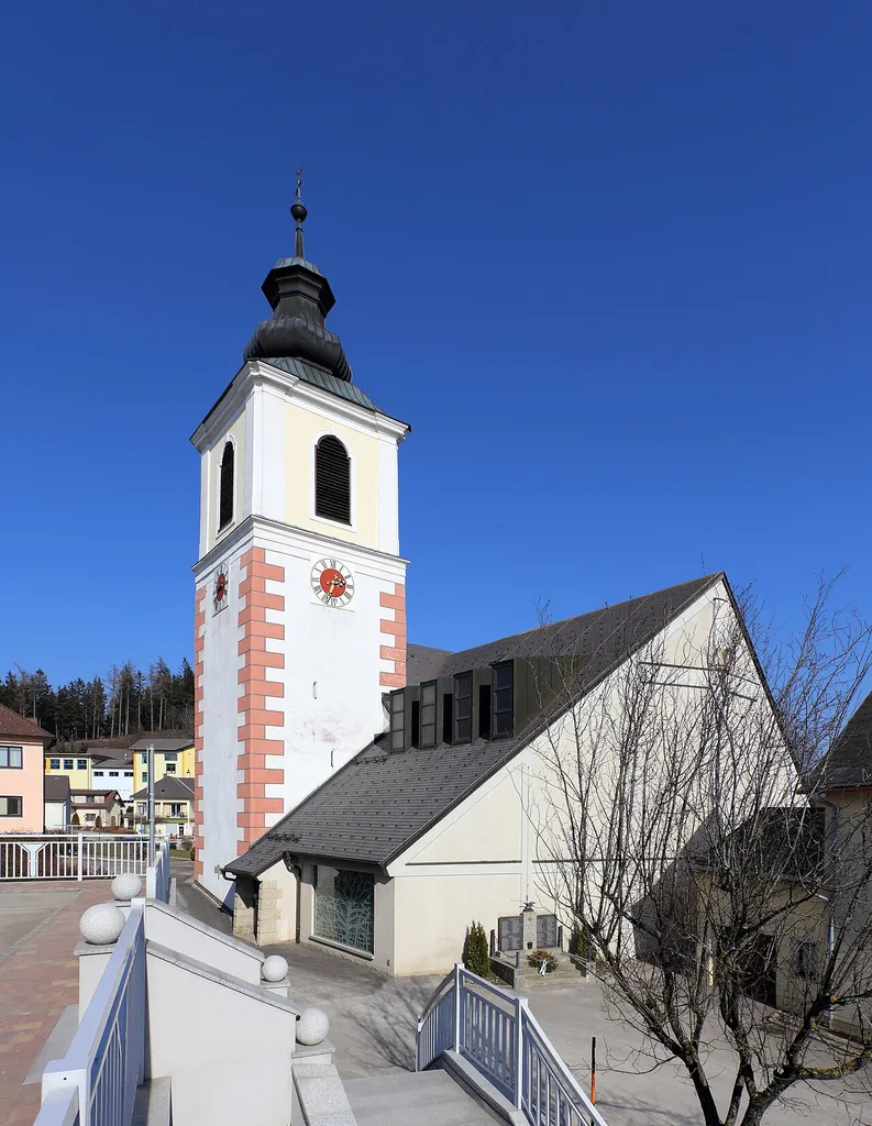 Südwestansicht der Pfarrkirche hl. Bartholomäus in Hochneukirchen, ein Ortsteil der niederösterreichischen Marktgemeinde Hochneukirchen-Gschaidt. Eine ehemalige Wehrkirche mit einer Kernsubstanz um 1300. Ende des 15. Jahrhundert erfolgte ein Ausbau der Wehrkirche. 1787 wurde die Kirche umgebaut und der Ostturm abgetragen. Der moderne Zubau im Süden wurde 1982/83 nach Plänen Hans Petermair errichtet.