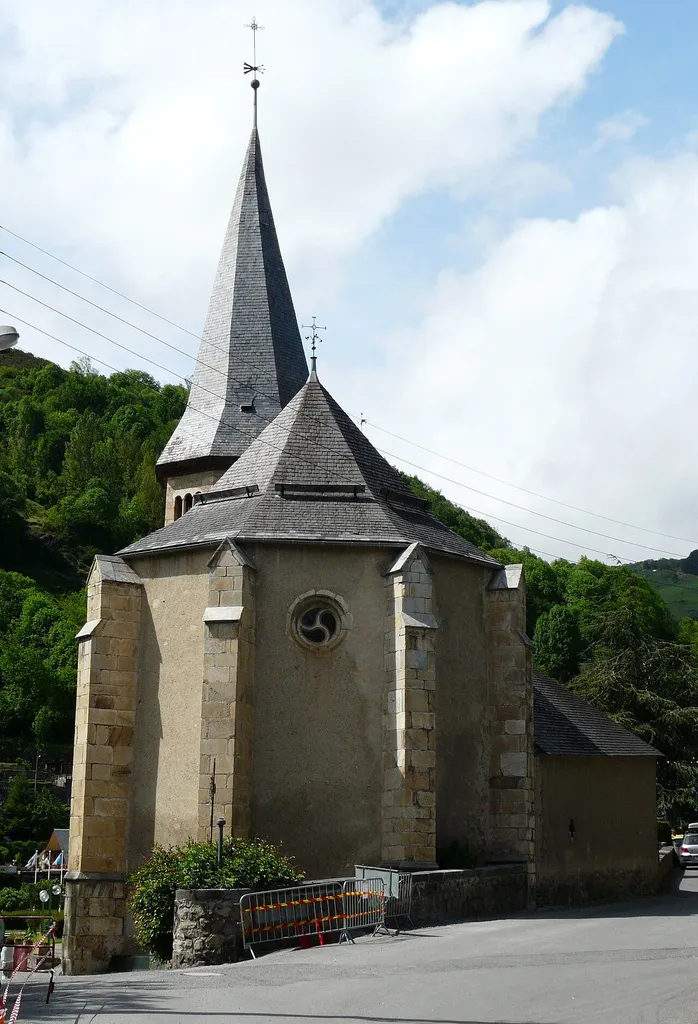 Le chevet de l'église Saint-Exupère, Arreau, Hautes-Pyrénées, France.