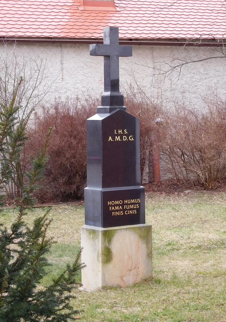 Čestlice - kříž u kostela