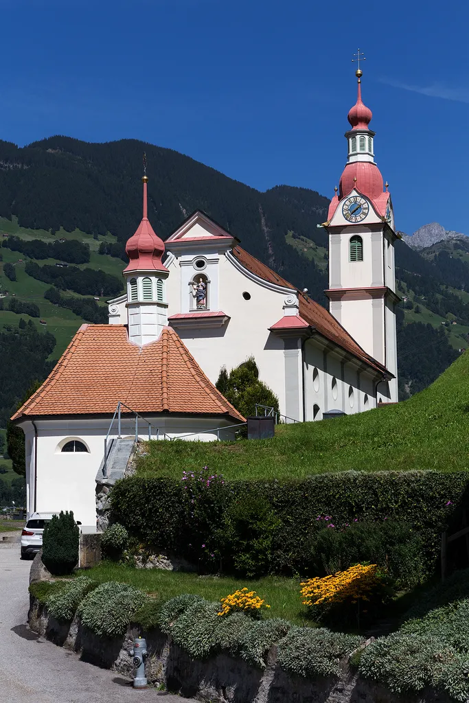 Pfarrkirche und Friedhofskapelle in Schattdorf (UR)