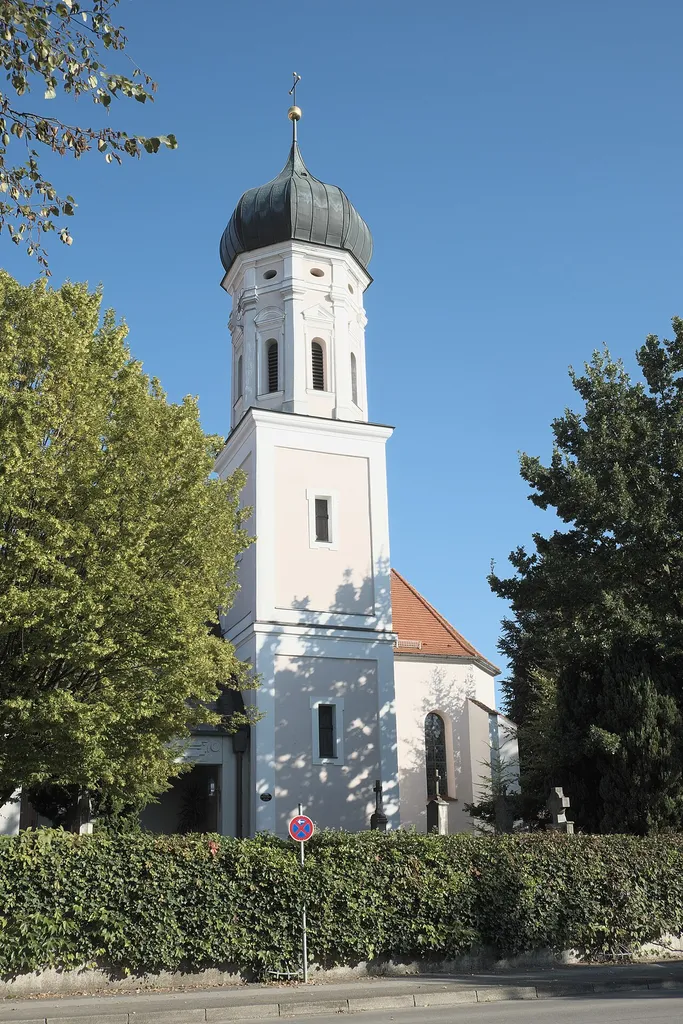 Katholische Pfarrkirche St. Johannes der Täufer und Johannes Evangelist in Holzhausen bei Buchloe (Igling) im Landkreis Landsberg am Lech (Bayern/Deutschland)